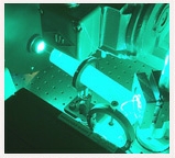 Typick zafarbenie argnovho lasera v dlhej vbojovej trubici z keramickho materilu...