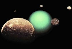 Urn s niektormi svojimi mesiacmi (kol snmok Voyager 2)